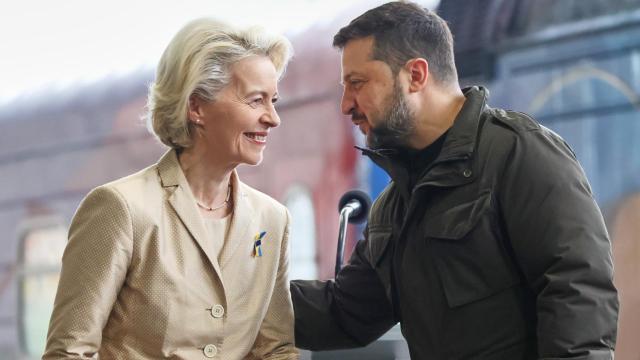 Ursula von der Leyen saluda a Volodímir Zelenski durante su visita a Kiev el pasado sábado