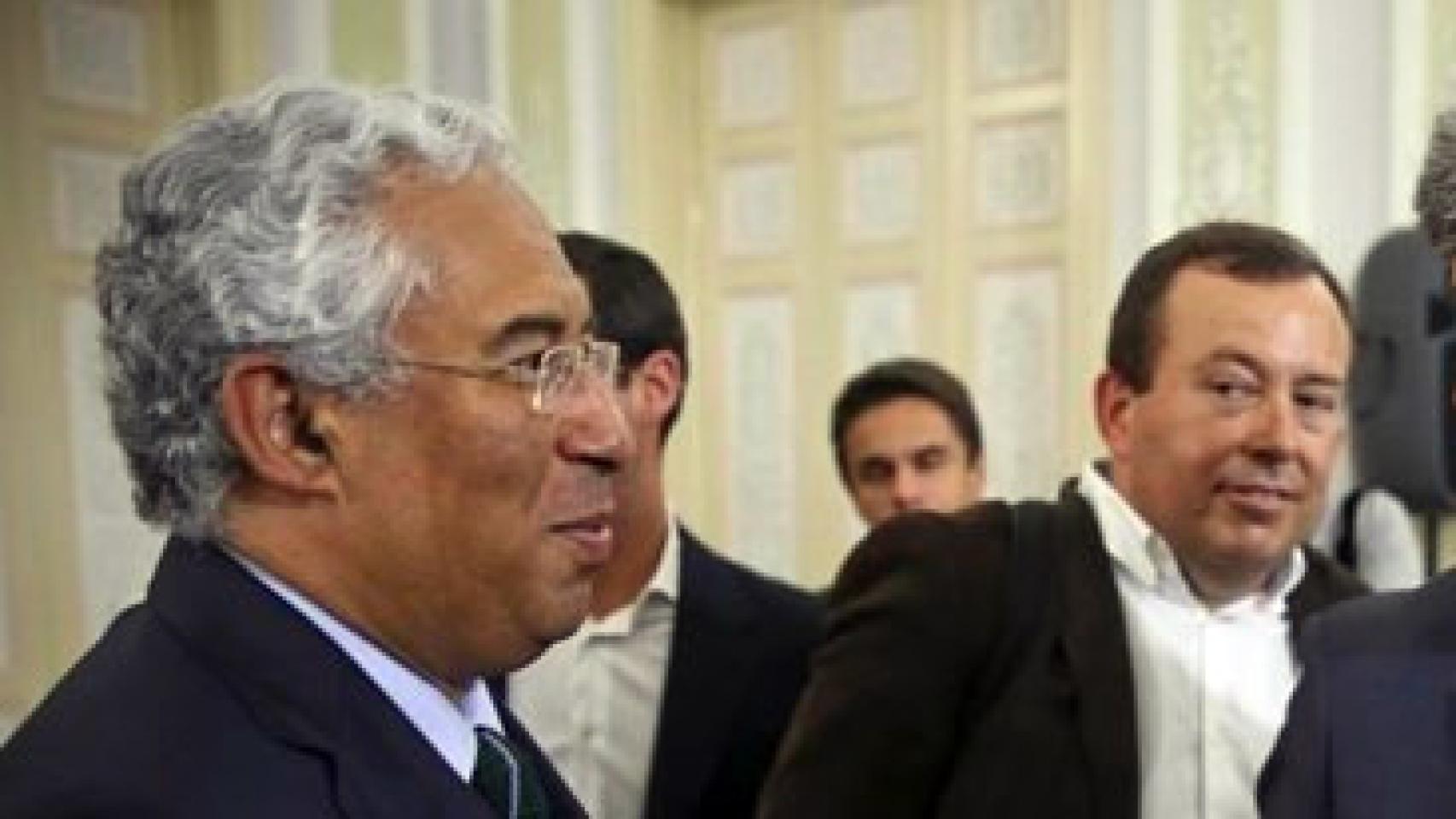 António Costa, ex primer ministro de Portugal (izda.), y su jefe de Gabinete, Vítor Escária.