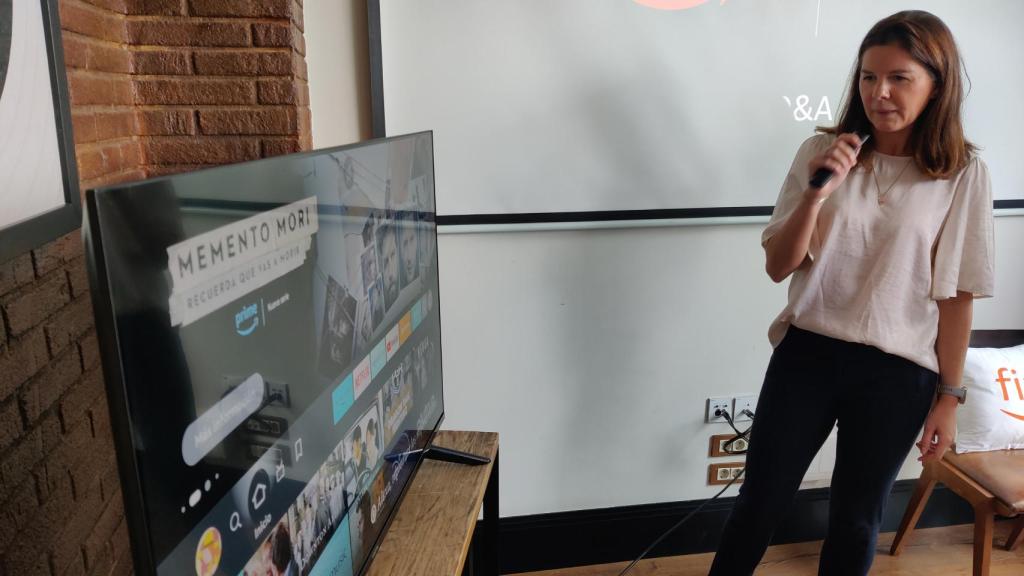 Emma Gilmartin utilizando los comandos de voz en un televisor con Fire TV