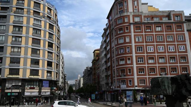 Así ha cambiado la calle Uría de Oviedo (y el motivo por el que se llama así)