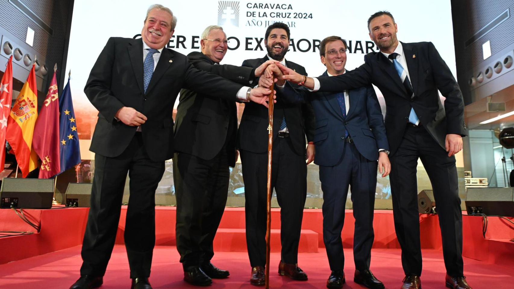 De izquierda a derecha: Hermano mayor de la cofradía de la Vera Cruz, Luis Melgarejo Armada, el obispo de la diócesis de Cartagena, José Manuel Lorca, el presidente de la Región de Murcia, Fernando López Miras, el alcalde de la Comunidad de Madrid,  José Luis Martínez-Almeida y el alcalde de Caravaca de la Cruz, José Francisco García