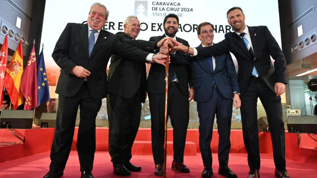 De izquierda a derecha: Hermano mayor de la cofradía de la Vera Cruz, Luis Melgarejo Armada, el obispo de la diócesis de Cartagena, José Manuel Lorca, el presidente de la Región de Murcia, Fernando López Miras, el alcalde de la Comunidad de Madrid,  José Luis Martínez-Almeida y el alcalde de Caravaca de la Cruz, José Francisco García