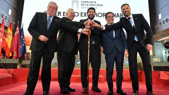 De izquierda a derecha: Hermano mayor de la cofradía de la Vera Cruz, Luis Melgarejo Armada, el obispo de la diócesis de Cartagena, José Manuel Lorca, el presidente de la Región de Murcia, Fernando López Miras, el alcalde de la Comunidad de Madrid,  José Luis Martínez-Almeida y el alcalde de Caravaca de la Cruz, José Francisco García