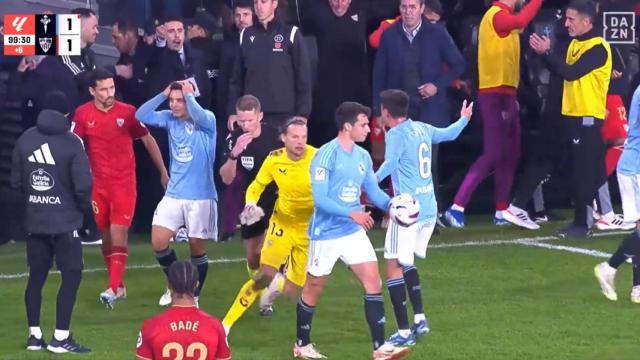Momento en el que Hernández Hernández anula el penalti señalado a favor del Celta.