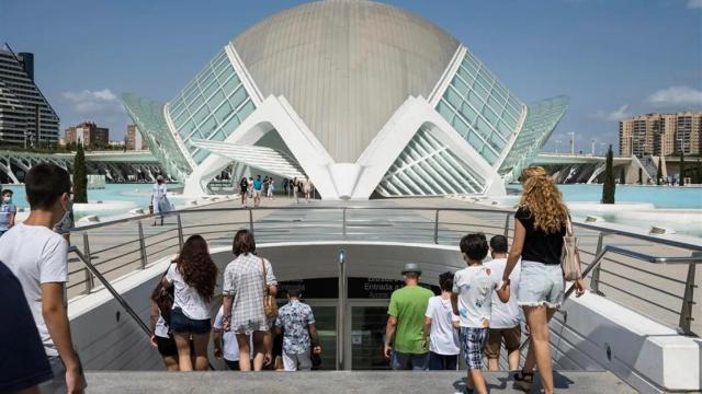 El público accede a la Ciudad de las Artes y las Ciencias.