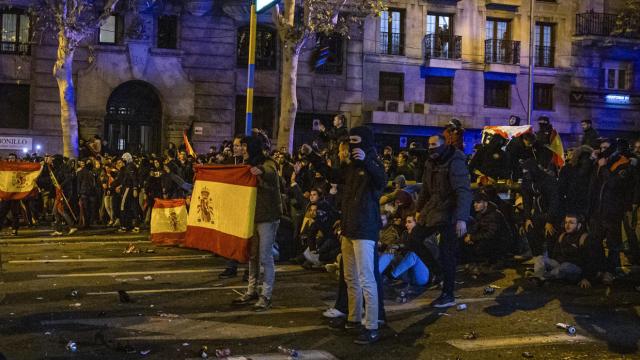 Manifestantes se enfrentan a la Policía en la manifestación contra la amnistía.