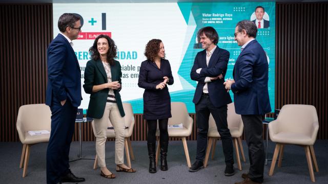 De izquierda a derecha: Víctor Rodrigo Raya, director de Dominios, Sistemas y Kit Digital de Red.es; Laura Iglesias, CISO de Vodafone España; Noelia Hernández, redactora jefa de D+I; Pablo Ballarin, responsable del grupo de trabajo de Tendencias Emergentes de ISACA; y Miguel Ángel Rojo, CEO de BOTECH.