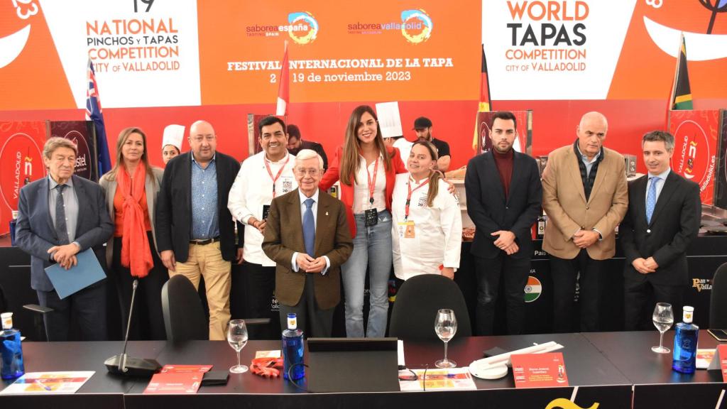 Fotografía de familia en la inauguración del Concurso Mundial