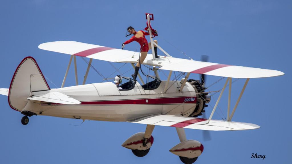 Ainhoa Sánchez junto al piloto Fran Sirvent