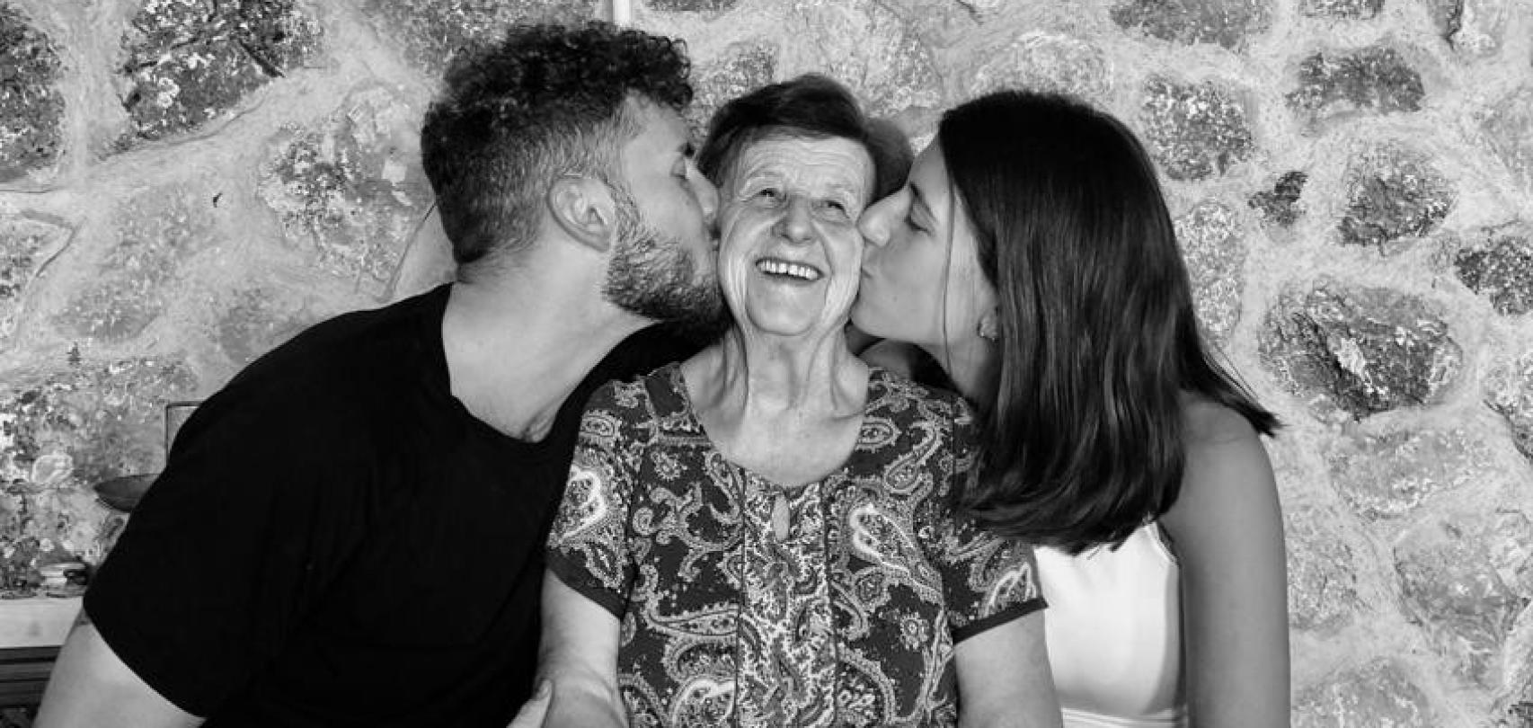 La abuela Tasi con sus nietos