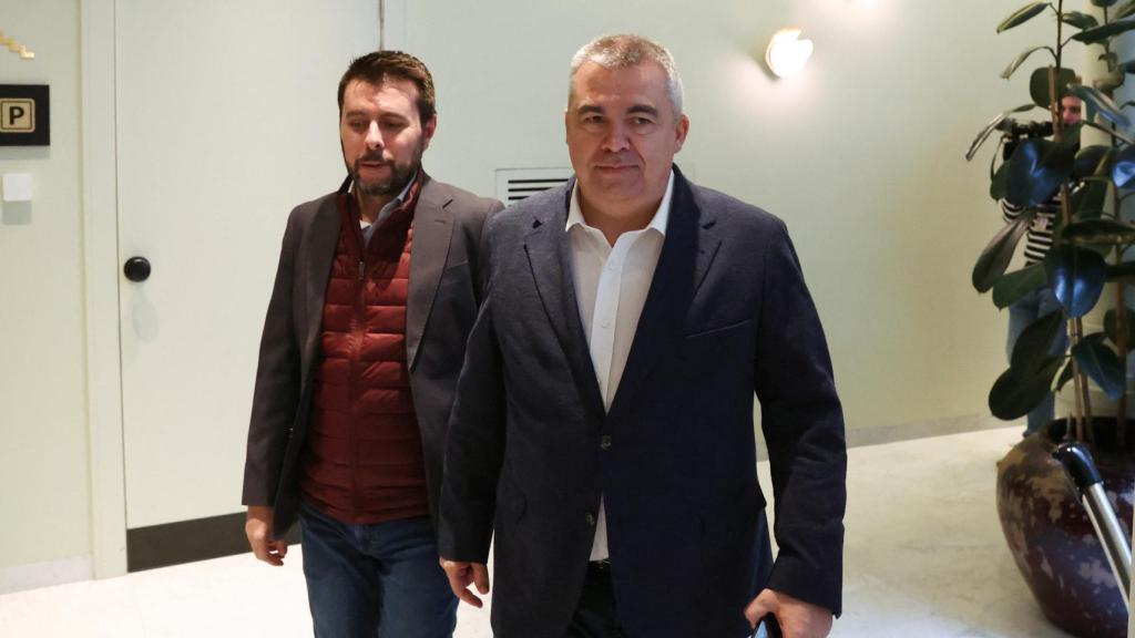 Santos Cerdán y su jefe de prensa, en el vestíbulo del Sofitel de Bruselas en el que se aloja