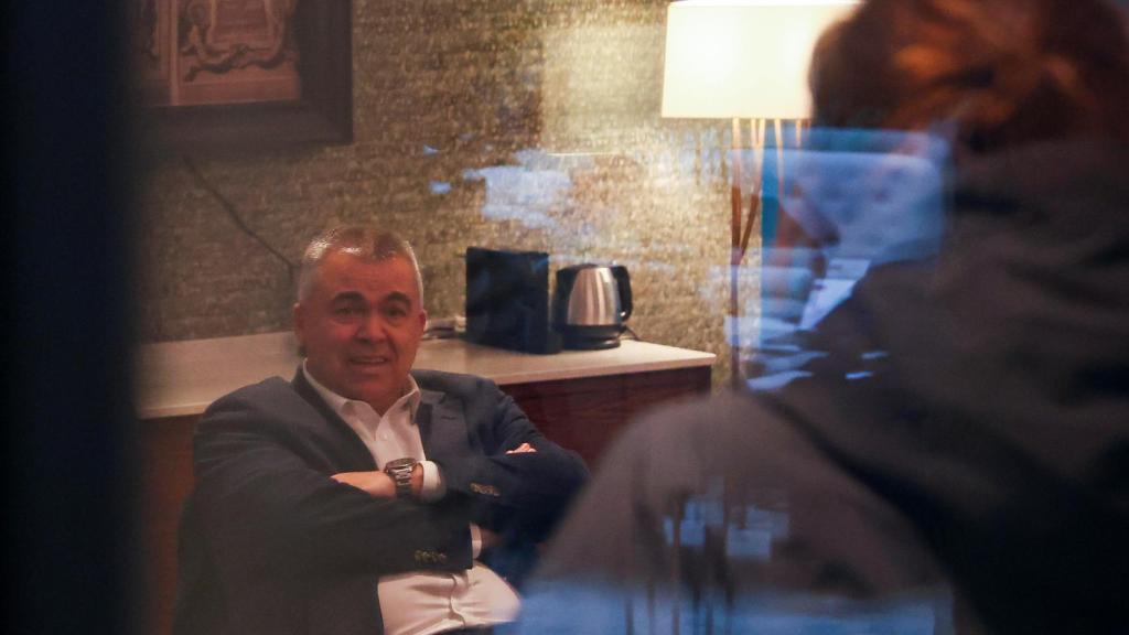 Santos Cerdán apenas puede moverse en su hotel de Bruselas sin ser detectado por la prensa