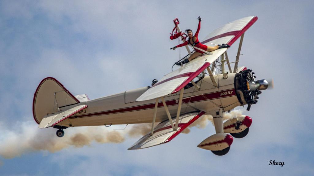 Ainhoa Sánchez con el piloto Fran Sirvent