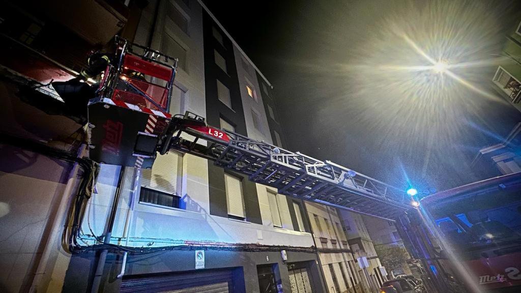 Los Bomberos sofocando las llamas de una vivienda unifamiliar