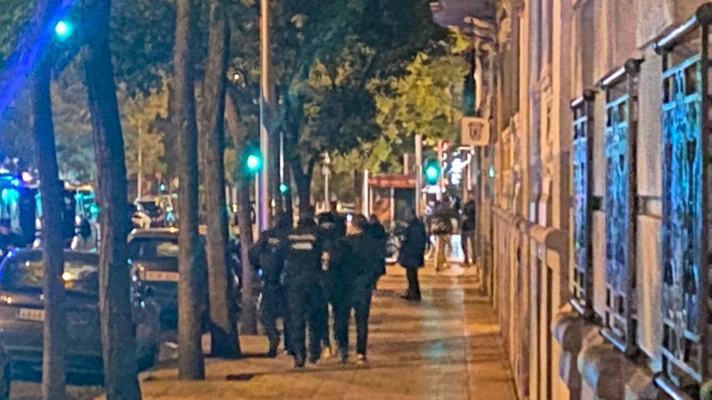 La Policía se lleva a dos jóvenes en la manifestación de Ferraz este miércoles, 8 de noviembre.