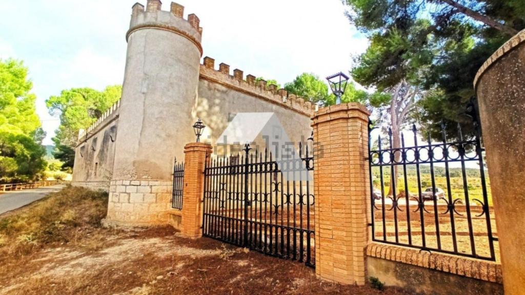 El exterior de la masía 'El Regalo' en Ibi.