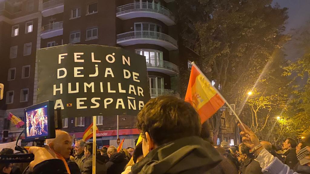Asistentes en la manifestación de Ferraz contra la amnistía este miércoles, 8 de noviembre.
