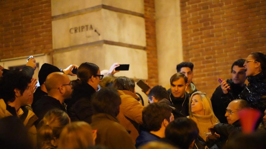 Los manifestantes de Ferraz empiezan a echar a algunas personas de la protesta contra la amnistía este miércoles, 8 de noviembre.