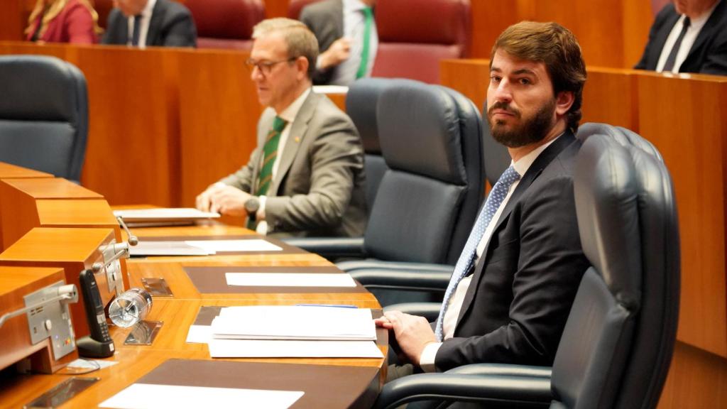 El vicepresidente de la Junta, Juan García-Gallardo, y el consejero de Industria, Comercio y Empleo, Mariano Veganzones, en el pleno de las Cortes