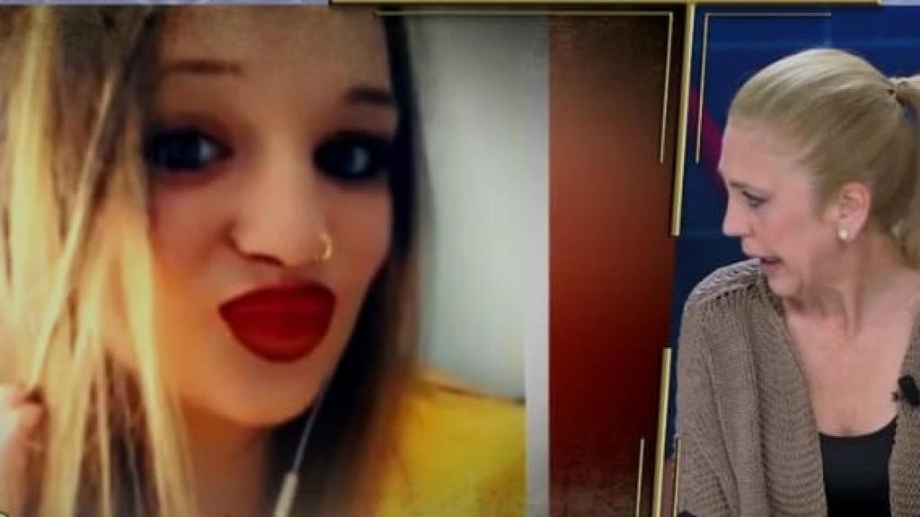 Inés, la madre de Lorena de Rafael, la joven fugada de un psiquiátrico en Ávila, junto a una imagen de ella