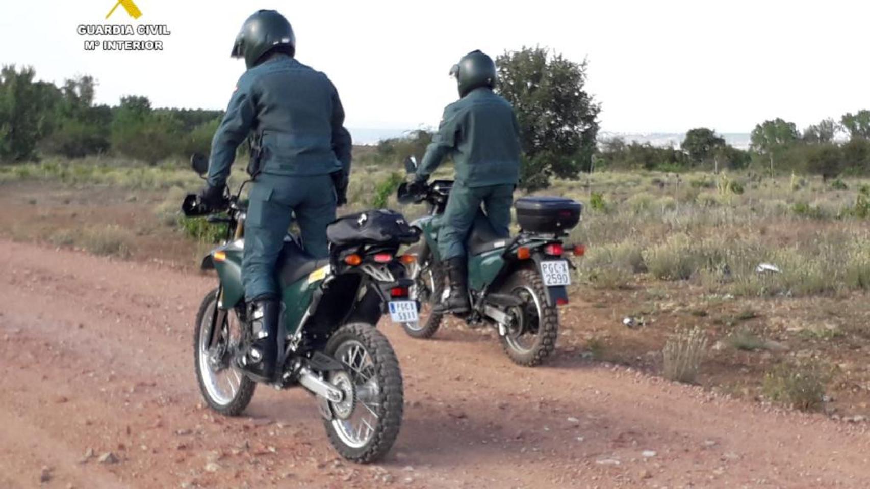 La patrulla del Seprona de la Guardia Civil de Villablino investigando la zona donde encontraron al perro muerto