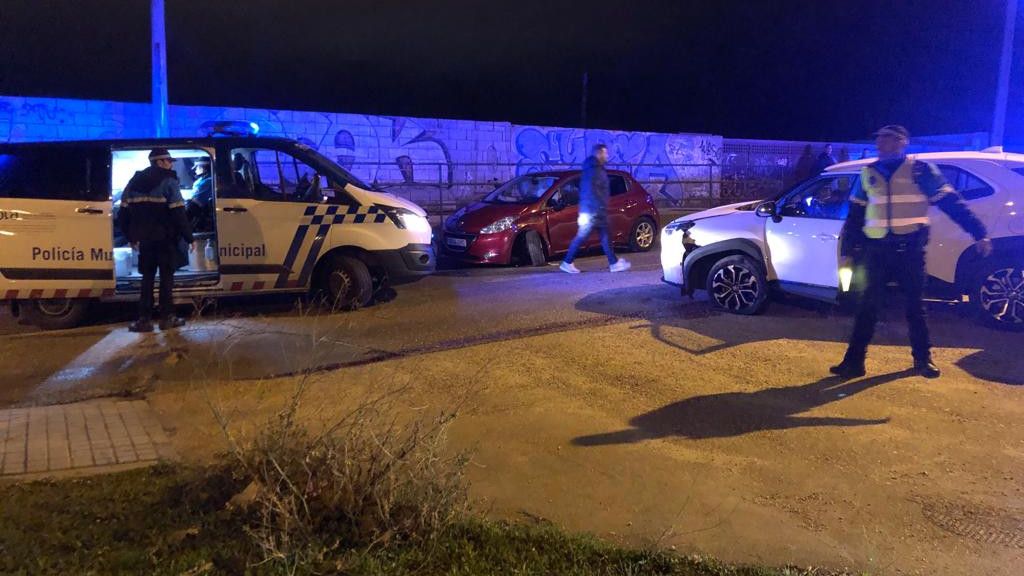 Los dos vehículos colisionados, junto con la Policía Local, en el camino viejo de Villaralbo