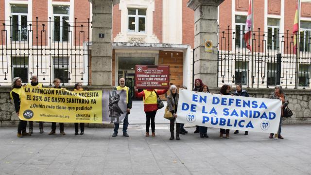 Representantes de la Plataforma por la Atención Primaria de Castilla y León frente a la Consejería de Sanidad