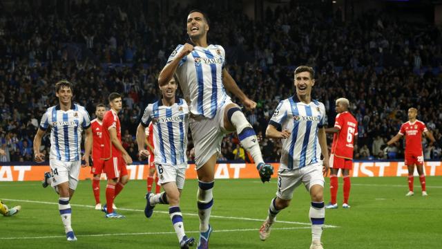 Los jugadores de la Real Sociedad celebran un gol ante el Benfica.
