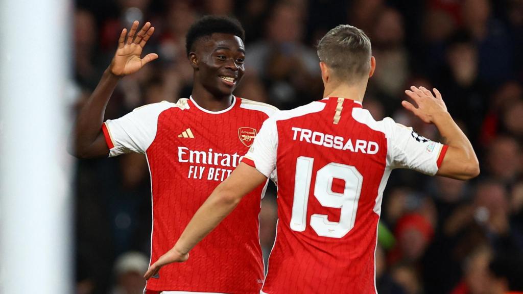 Saka y Trossard celebran el segundo gol