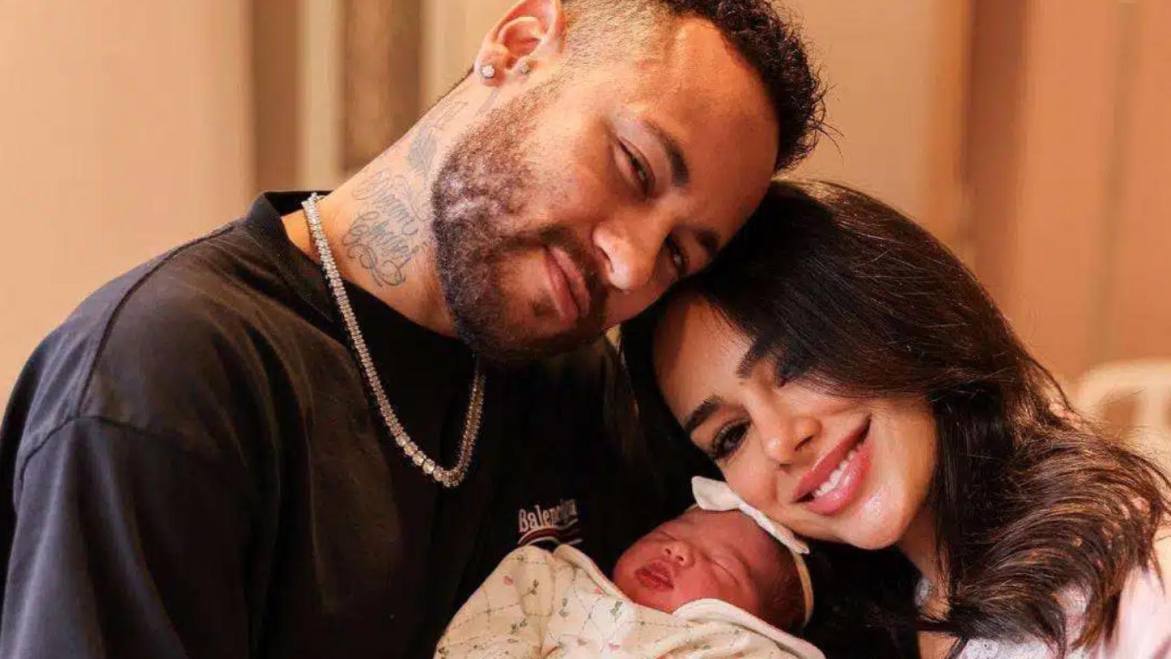 Neymar junto a su pareja Bruna Biancardi y su hija Mavie