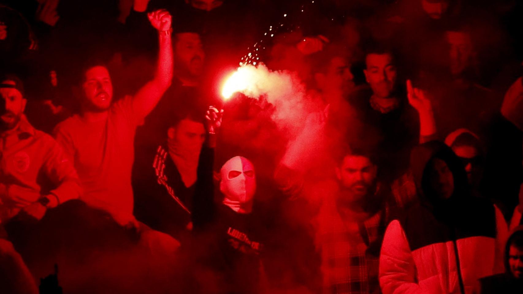Los ultras del Benfica, con una bengala en la grada de Anoeta.