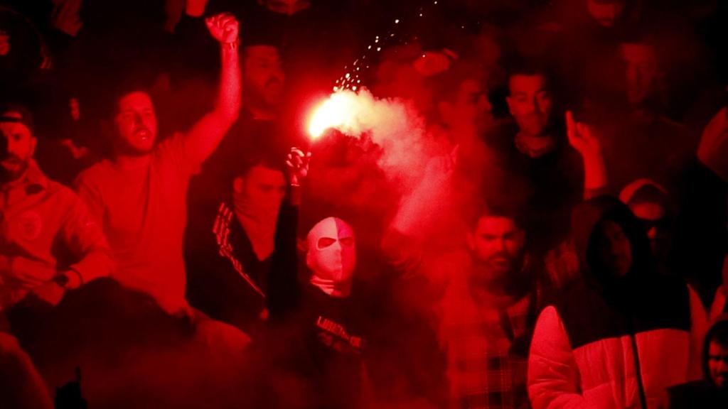 Los ultras del Benfica, con una bengala en la grada de Anoeta.