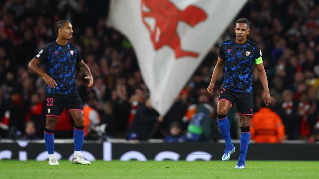 Badé y Fernando se lamentan por un gol del Arsenal