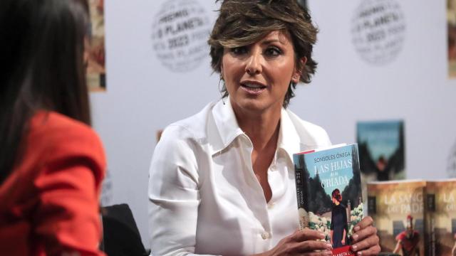 La ganadora del Premio Planeta de Novela 2023, Sonsoles Ónega, muestra su libro premiado, Las hijas de la criada / Foto: EFE/ Fernando Alvarado.