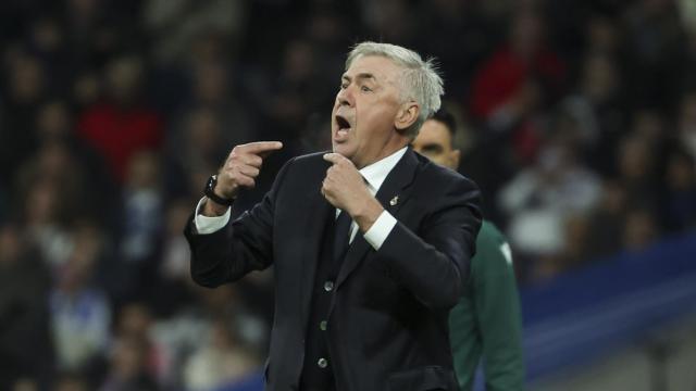 Ancelotti da instrucciones desde la banda.