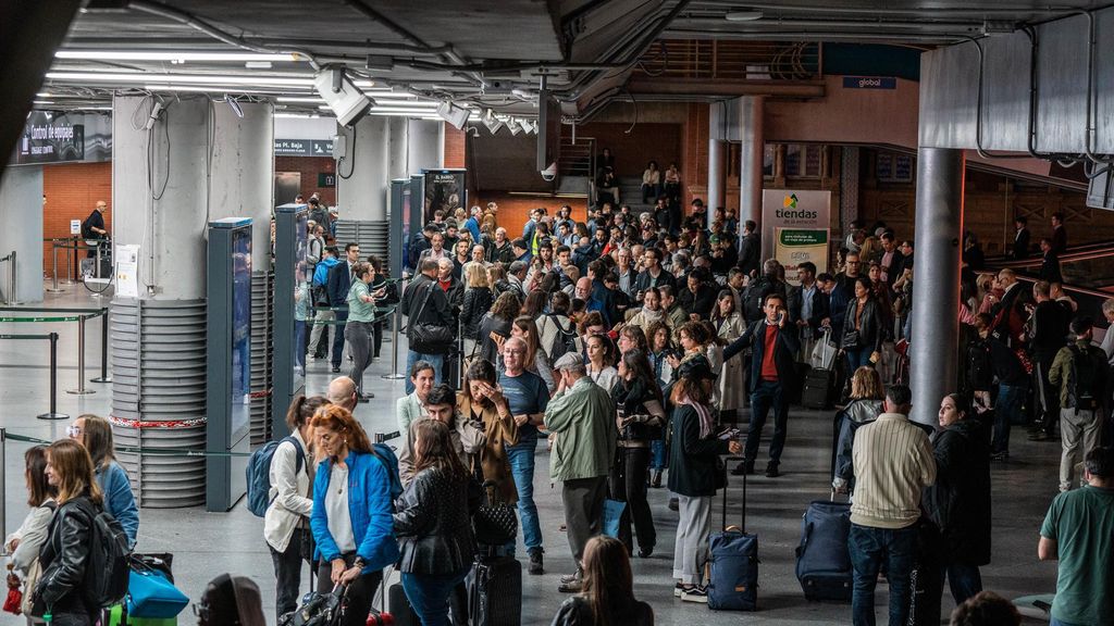 Decenas de personas esperan en la estación de Puerta de Atocha.