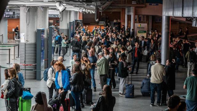 Decenas de personas esperan en la estación de Puerta de Atocha.
