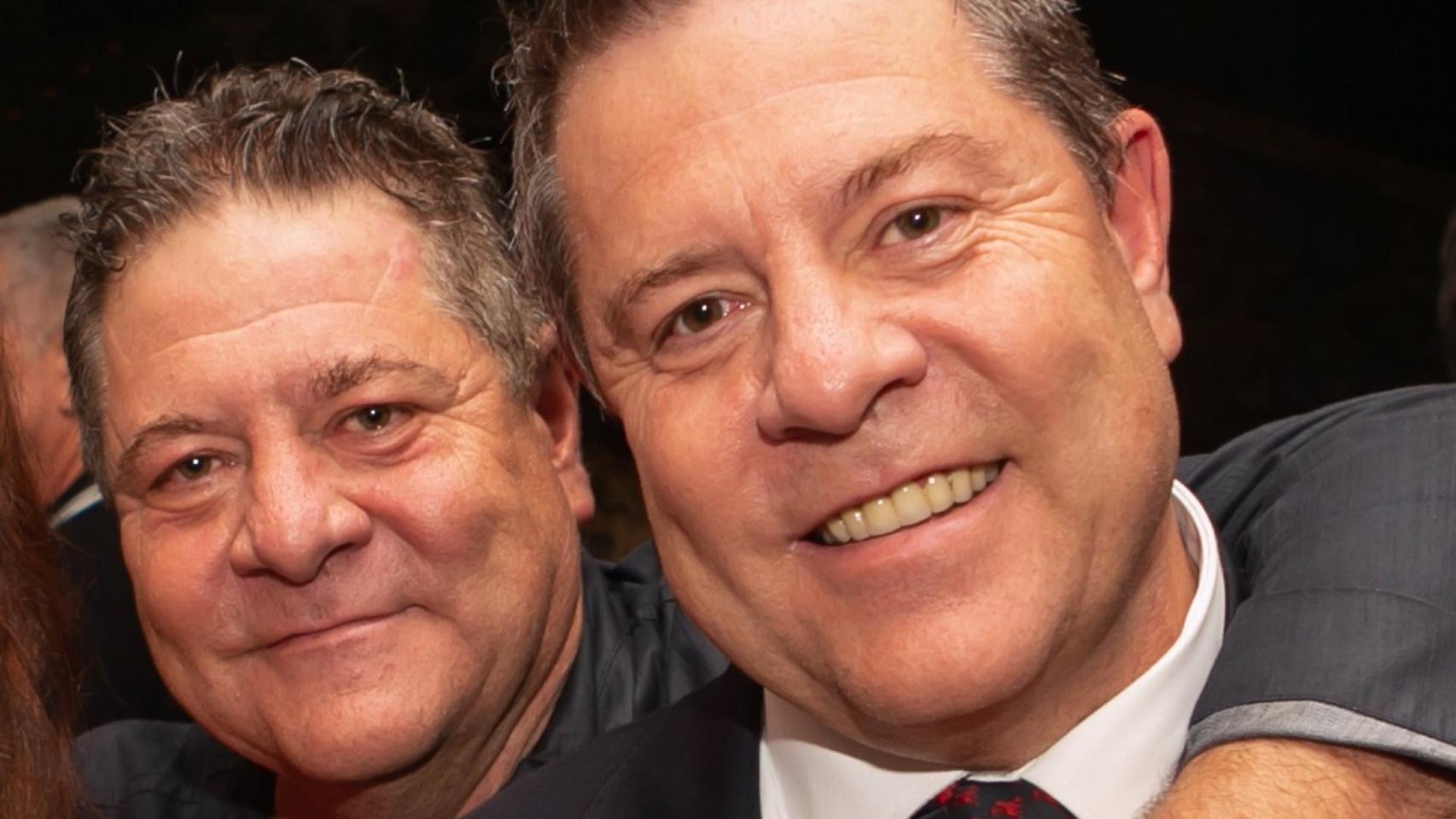 Emiliano García-Page, en una imagen con su hermano gemelo Javier