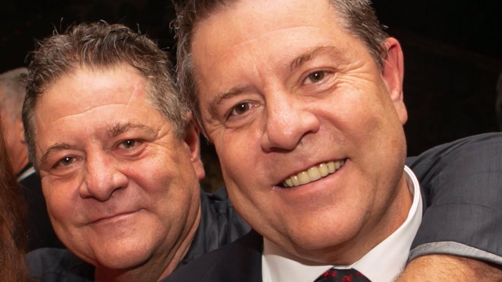 Emiliano García-Page, en una imagen con su hermano gemelo Javier