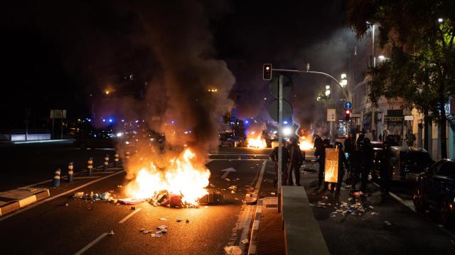 Barricadas y hogueras en la calle Pintor Rosales, junto a Ferraz