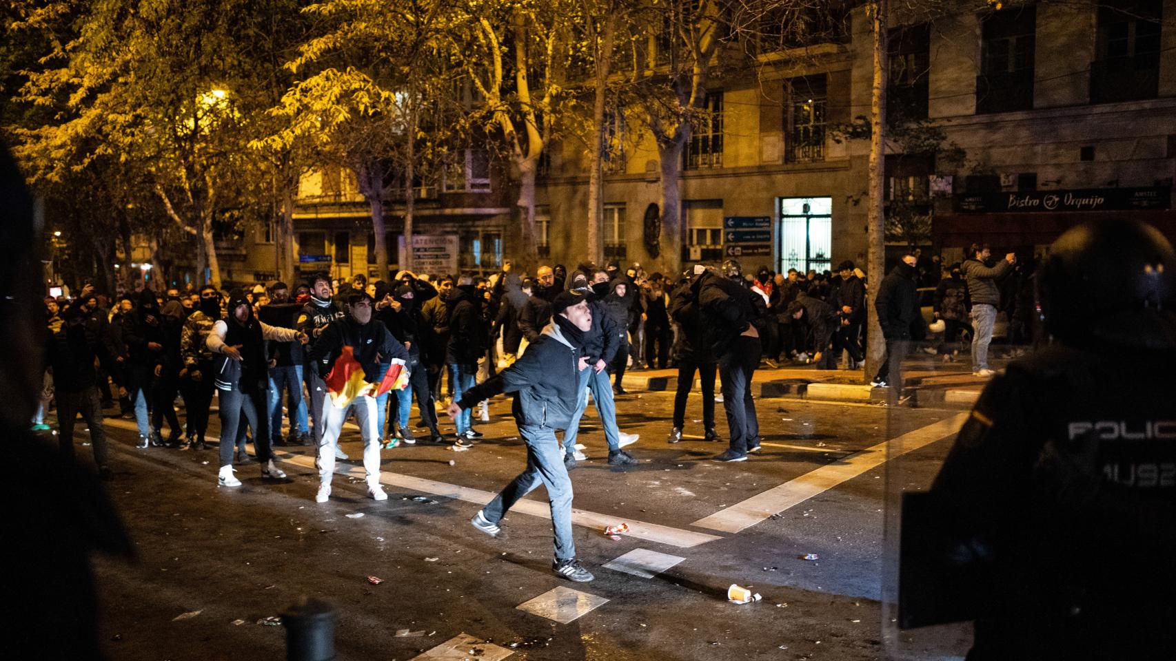Disturbios frente a la sede del PSOE por los pactos con los independistas