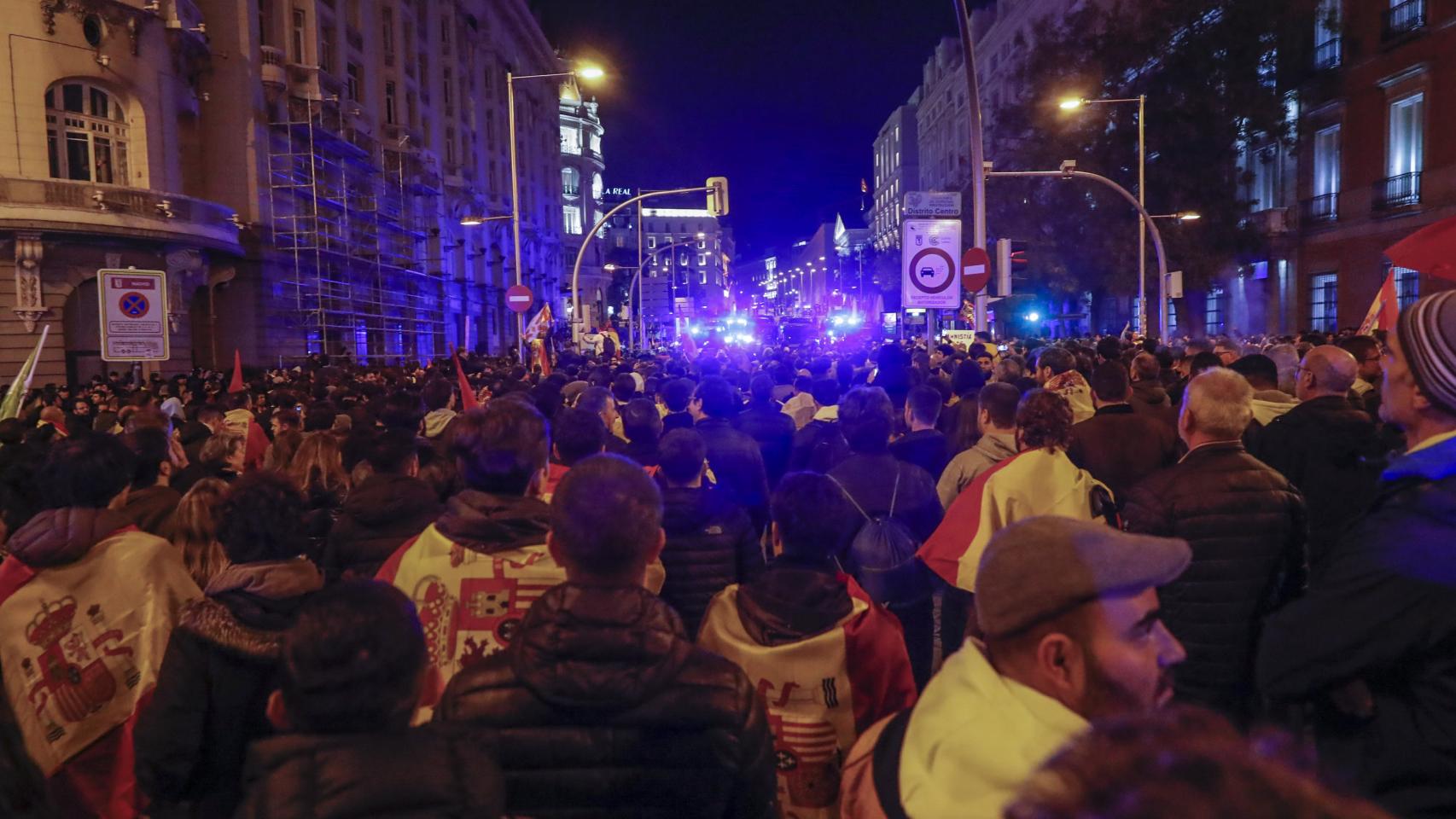 Manifestantes ante el Congreso de los Diputados en la protesta de este martes.