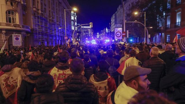 Manifestantes ante el Congreso de los Diputados en la protesta de este martes.