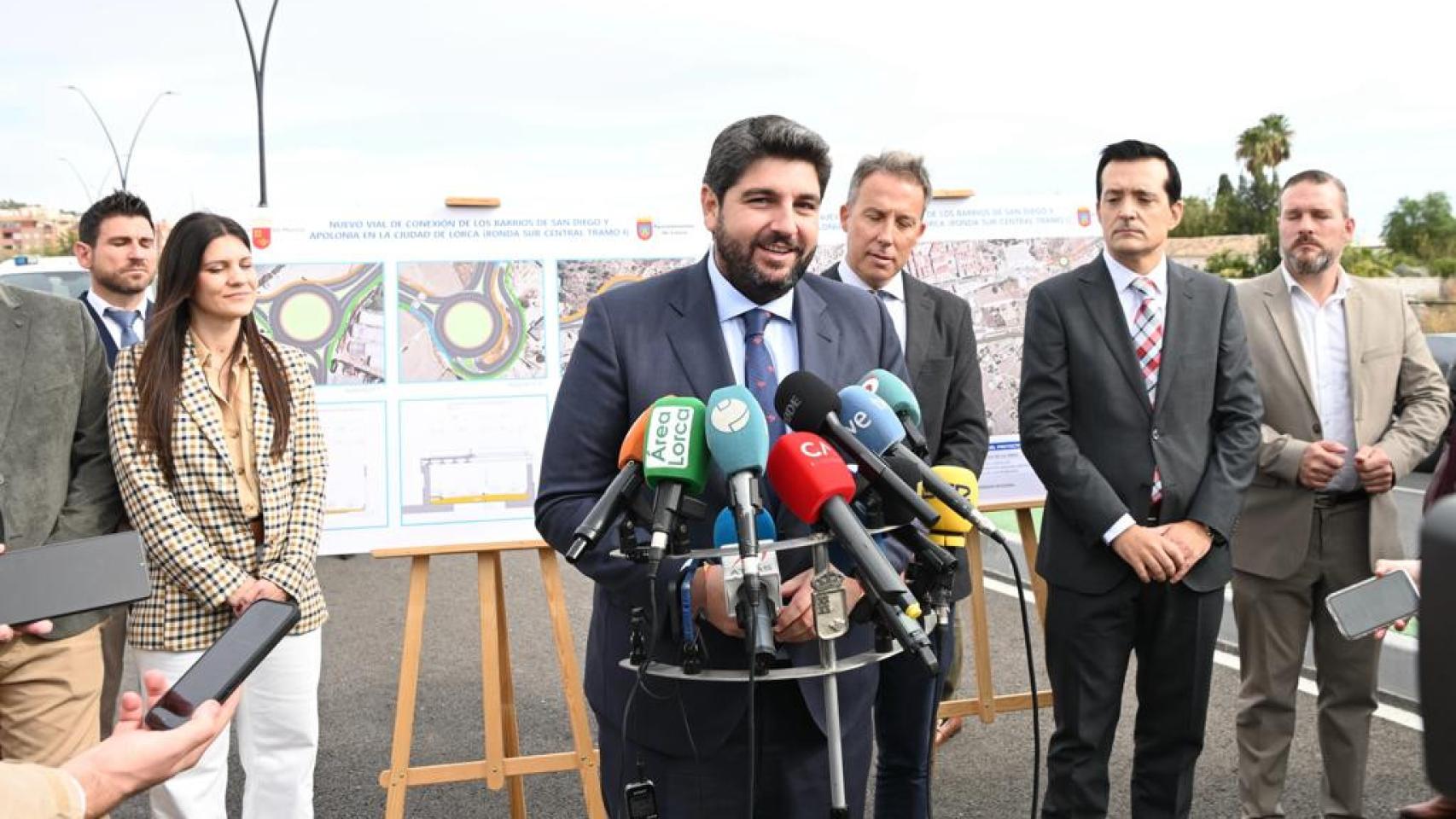 El presidente murciano, Fernando López Miras, condenando los altercados de Ferraz, este miércoles, en el estreno del tramo 1 de la Ronda Central de Lorca.