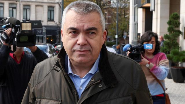 A Santos Cerdán le persigue la prensa el único día que se le ha visto salir de su hotel de Bruselas