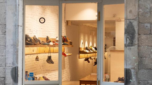 Entrada a una zapatería en Barcelona.