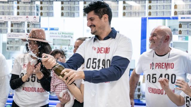 El propietario de la administración situada en el intercambiador de Moncloa llamada 'La chulapa de Moncloa', Joaquín Mayoral , celebrando haber repartido el Gordo de Navidad.