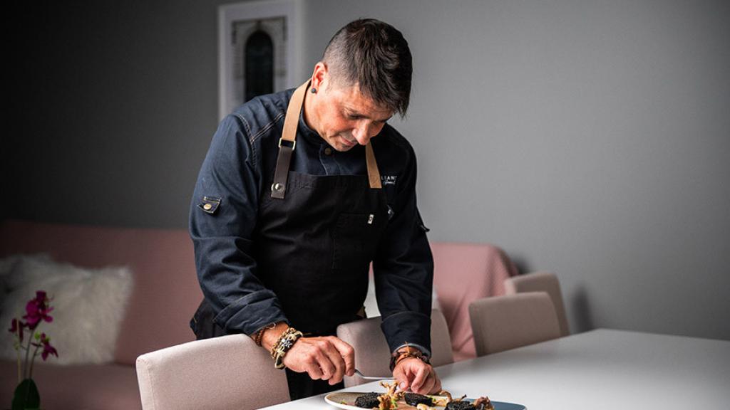 Víctor Comín emplatando una de sus recetas a domicilio.