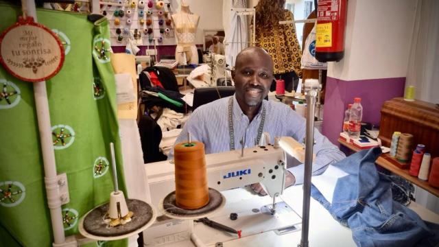 Mamadou, en su taller de costura.