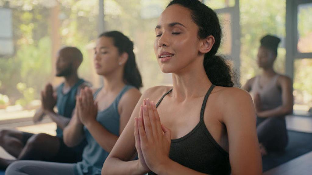 Mujeres practicando bikram yoga.